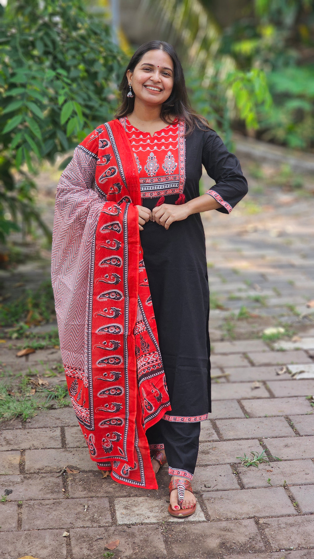 Black kurta set with red dupatta - KM137