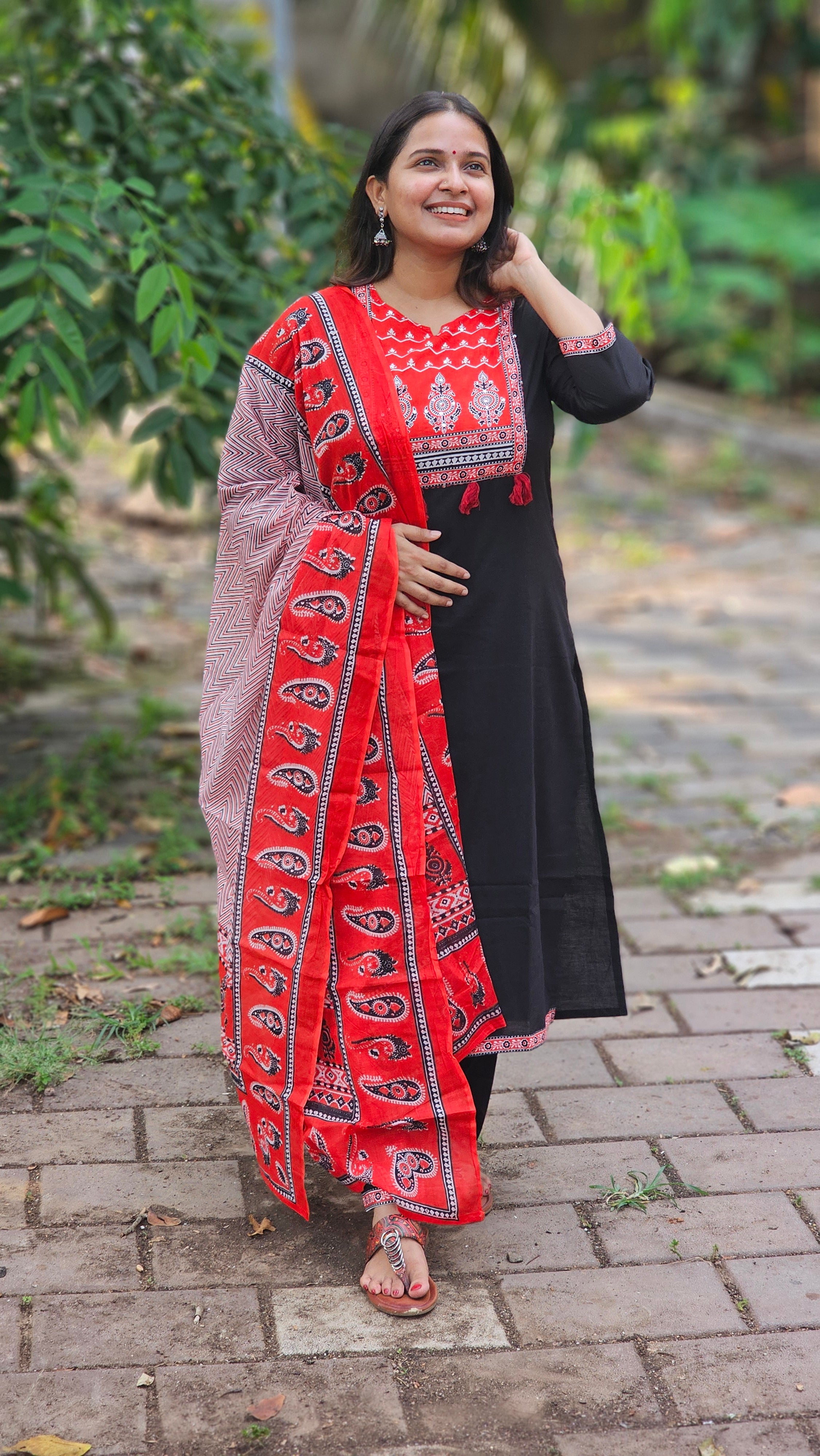 Black kurta set with red dupatta - KM137