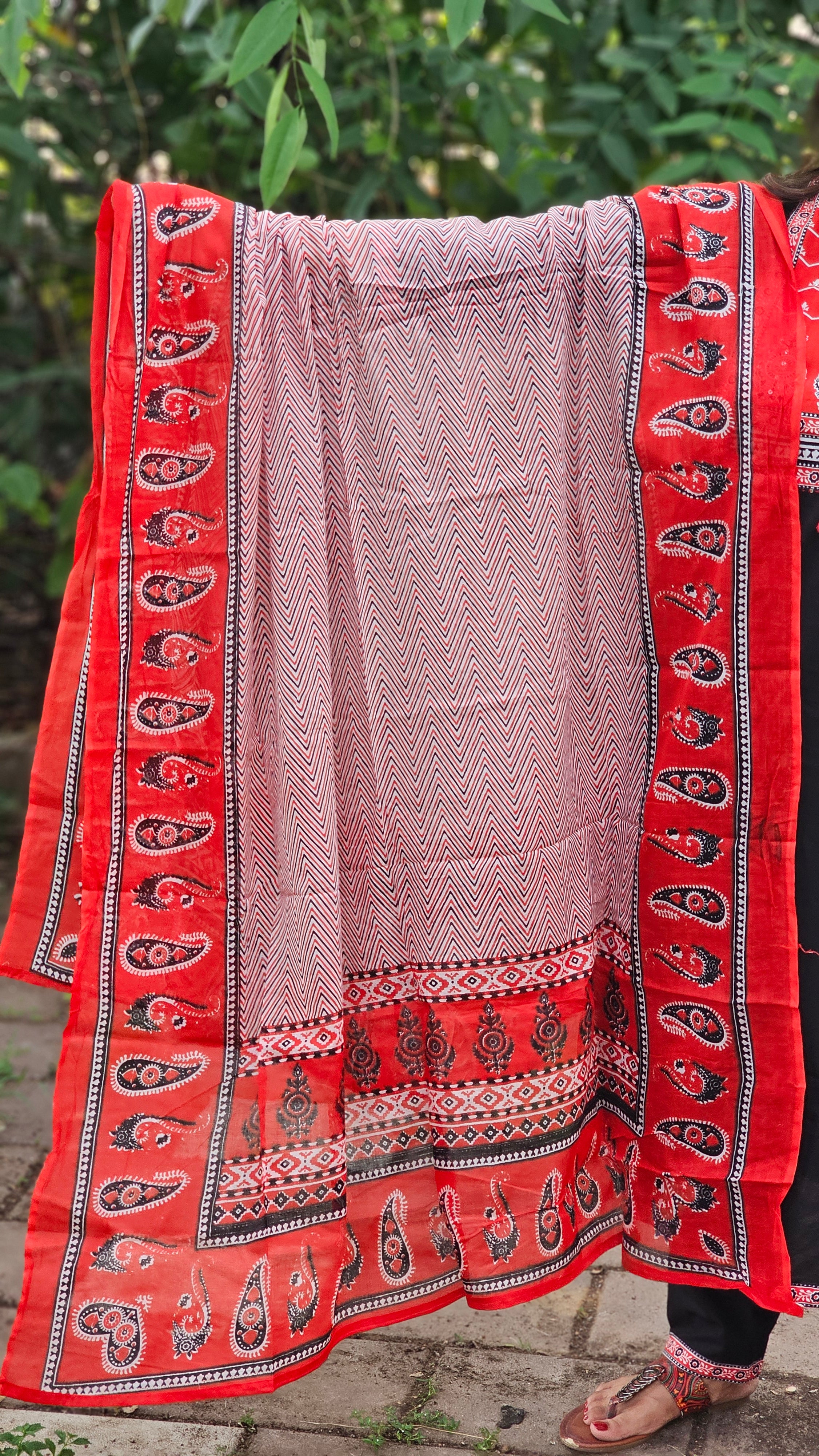 Black kurta set with red dupatta - KM137