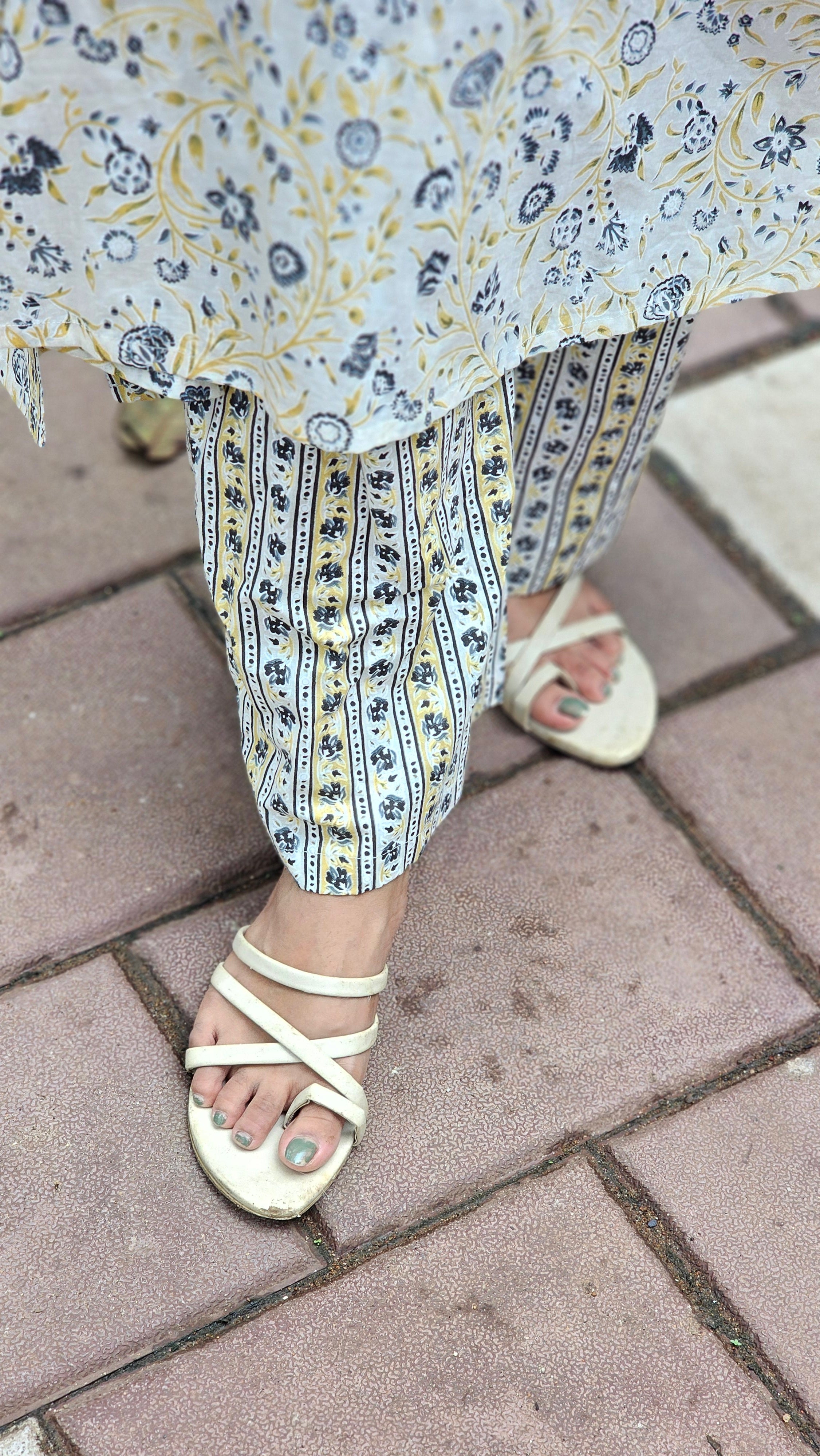 Off-White & Yellow Floral Printed Kurta Set - KM147